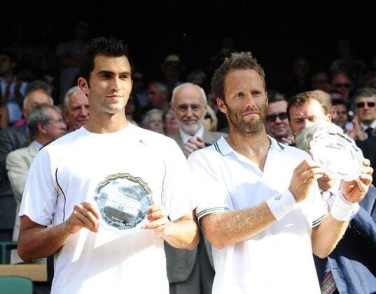 Robert Lindstedt (R) of Sweden and Horia Tecau of Romania pose with the trophies during the presentation ceremony after losing their men s doubles final  o0 Pokal Trophäe Objekte