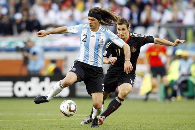 03.07.2010, Fussball Weltmeisterschaft 2010, VIERTELFINALE, ARGENTINIEN - DEUTSCHLAND 0:4, Martin Demichelis (li., ARG) gegen Miroslav Klose (GER) - 