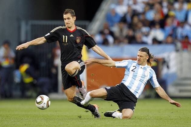 03.07.2010, Fussball Weltmeisterschaft 2010, VIERTELFINALE, ARGENTINIEN - DEUTSCHLAND 0:4, Miroslav Klose (li., GER) gegen Martin Demichelis (ARG) - 