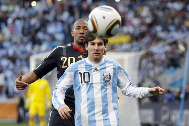 03.07.2010, Fussball Weltmeisterschaft 2010, VIERTELFINALE, ARGENTINIEN - DEUTSCHLAND 0:4, Lionel Messi (ARG, vorne) gegen Jerome Boateng (GER) - 