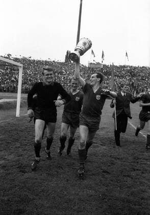 Bayern ist Pokalsieger 1966 1967, v. li.: Torwart Sepp Maier, Werner Olk, Franz Roth Fußball Herren DFB Pokal Finale 1966 1967, Pokalspiel, Pokalfinale, FC Bayern München - Hamburger SV 4:0, Hamburg Gruppe Stuttgart Freude, Begeisterung,