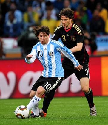 Viertelfinale, Argentinien - Deutschland im Green-Point-Stadion Kapstadt, v.li: Lionel Messi (Argentinien) gegen Arne Friedrich (Deutschland) - 
