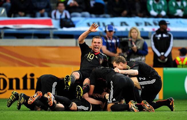 Viertelfinale, Argentinien - Deutschland im Green-Point-Stadion Kapstadt, Torjubel der Deutschen, Lukas Podolski (Deutschland) ist obenauf - 
