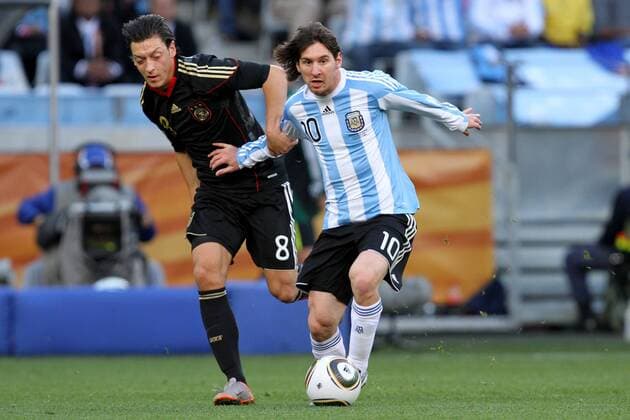Viertelfinale, Argentinien - Deutschland im Green-Point-Stadion Kapstadt, v.li: Mesut Özil (Deutschland) gegen Lionel Messi (Argentinien) - 