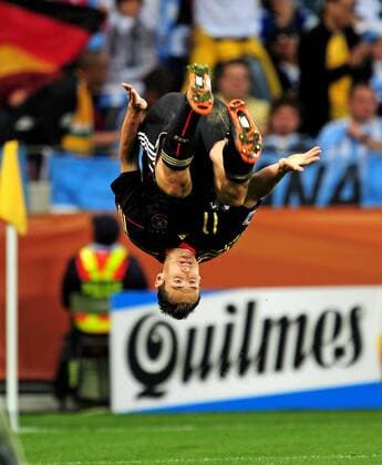 Viertelfinale, Argentinien - Deutschland im Green-Point-Stadion Kapstadt, Miroslav Klose (Deutschland) Salto beim Torjubel - 