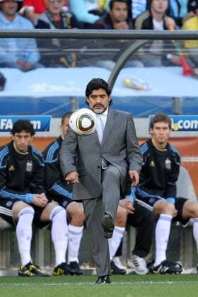 Viertelfinale, Argentinien - Deutschland im Green-Point-Stadion Kapstadt, Trainer Diego Maradona (Argentinien) spielt den Ball mit dem Fuß - 