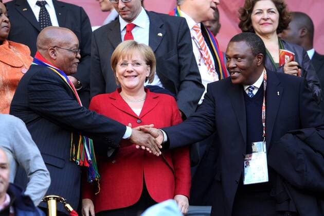 Viertelfinale, Argentinien - Deutschland im Green-Point-Stadion Kapstadt, v.li: Südafrikas Präsident Jacob Zuma (RSA), Bundeskanzlerin Angela Merkel ( GER) und Dr. Irwin Khosa (mitte, Fußball-Verband-Südafrika) -  OK Organisationskomitee