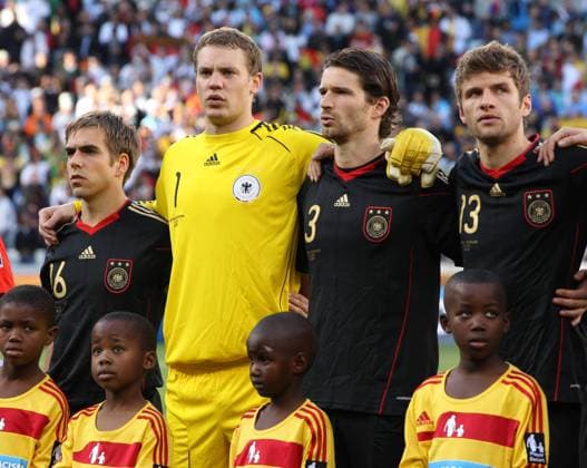 Fussball, FIFA Weltmeisterschaften 2010, Viertelfinale, Argentinien vs. Deutschland 0:4, 03.07.2010, Kapstadt: Philipp Lahm, Manuel Neuer, Arne Friedrich, Thomas Müller (v.li., alle GER) o0 Hymne, Nationalhymne, Kinder