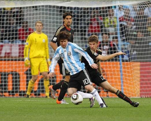 Fussball, FIFA World Cup 2010, FIFA Weltmeisterschaften 2010,Viertelfinale , Argentinien vs. Deutschland 03.07.2010, Kapstadt Lionel Messi (ARG, L) gegen Thomas Müller,