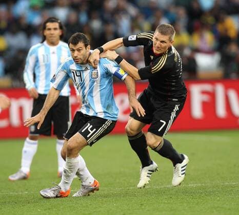 Fussball, FIFA World Cup 2010, FIFA Weltmeisterschaften 2010,Viertelfinale , Argentinien vs. Deutschland 03.07.2010, Kapstadt Javier Mascherano (ARG, L) gegen Bastian Schweinsteiger,