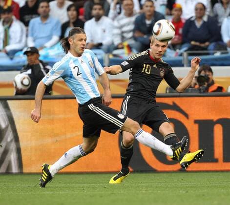 Fussball, FIFA World Cup 2010, FIFA Weltmeisterschaften 2010,Viertelfinale , Argentinien vs. Deutschland 03.07.2010, Kapstadt Martin Demichelis (ARG, L) gegen Lukas Podolski,