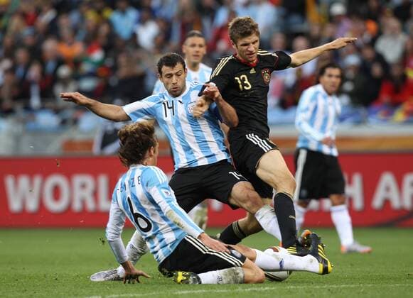 Fussball, FIFA World Cup 2010, FIFA Weltmeisterschaften 2010,Viertelfinale , Argentinien vs. Deutschland 03.07.2010, Kapstadt - Gabriel Heinze (L) und Javier Mascherano (beide ARG) gegen Thomas Müller (GER)
