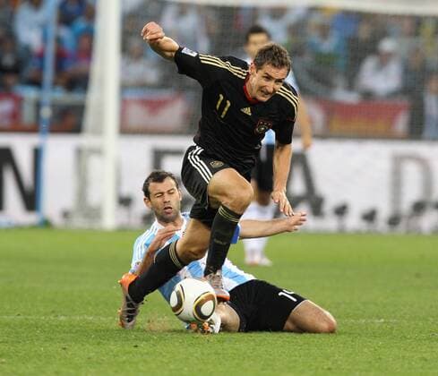 Fussball, FIFA World Cup 2010, FIFA Weltmeisterschaften 2010,Viertelfinale , Argentinien vs. Deutschland 03.07.2010, Kapstadt Miroslav Klose (GER, vorn)