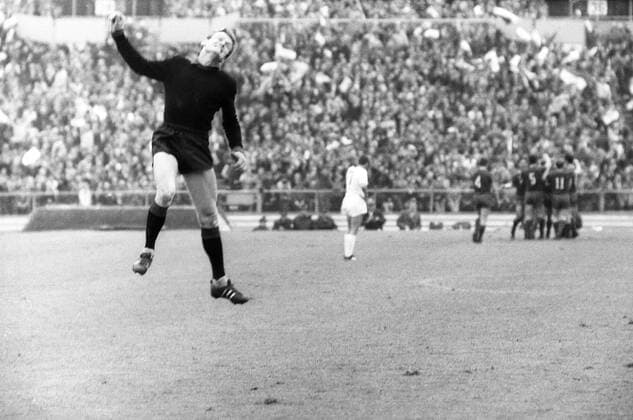 Torwart Sepp Maier (Bayern) -Torjubel Fußball Herren DFB Pokal Finale 1966 1967, Pokalspiel, Pokalfinale, FC Bayern München - Hamburger SV 4:0, Hamburg Einzelbild Stuttgart Glück, Freude, Begeisterung,