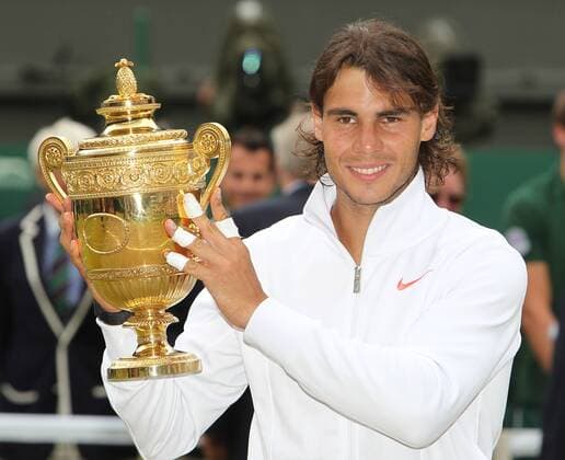 Spain s Rafael Nadal holds the Wimbledon men s singles trophy after victory at the Wimbledon championships in Wimbledon on July 4, 2010.  LON2010070405 o0 Sieg, Sieger Pokal Trophäe Objekte