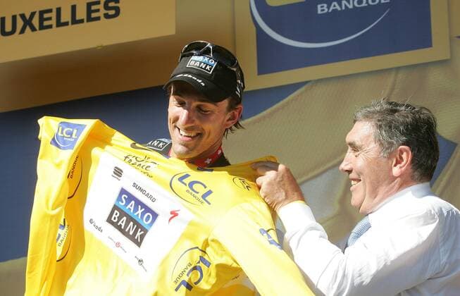 Tour de France 2010 - 1. Etappe - Rotterdam - Brüssel - Eddy Merckx (BEL, rechts) überreicht Fabian CANCELLARA (SUI Saxo Bank) das gelbe Trikot