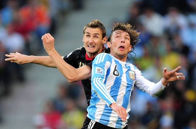 Viertelfinale, Argentinien - Deutschland im Green-Point-Stadion Kapstadt, Miroslav Klose (Deutschland, L) gegen Gabriel Heinze (Argentinien) . - 