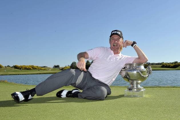 Golf: Open de France Alstom 2010 - 04.07.2010 - Round 4 - Sieger Miguel Angel Jimenez (ESP) mit seiner Trophäe und einer Zigarre --- JBAutissier  o0 Objekte Pokal rauchen