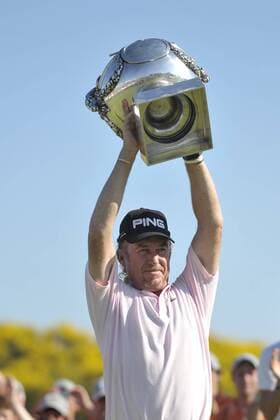 Golf: Open de France Alstom 2010 - 04.07.2010 - Round 4 - Sieger Miguel Angel Jimenez (ESP) mit seiner Trophäe --- JBAutissier  o0 Objekte Pokal Jubel Freude