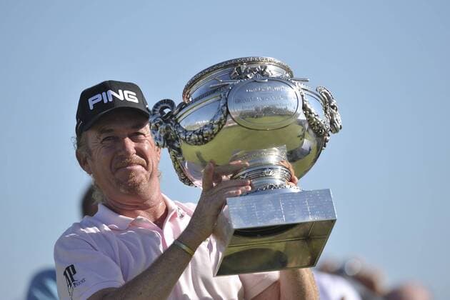 Golf: Open de France Alstom 2010 - 04.07.2010 - Round 4 - Sieger Miguel Angel Jimenez (ESP) mit seiner Trophäe --- JBAutissier  o0 Objekte Pokal Jubel Freude