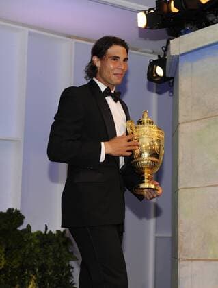 Tennis The Wimbledon Championships 2010 London Rafael Nadal Spain beim jährlichen Championsdinner in einem Londoner Hotel o0 Sieg, Sieger Pokal Trophäe Objekte