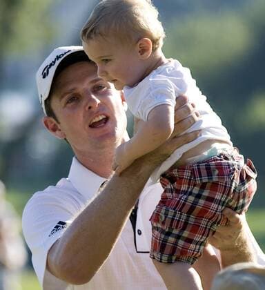 Justin Rose (England) bounces his 16-month-old son, Leo on the 18th hole after winning the AT and T National at Aronimink Golf Club in Newtown Square, Pennsylvania on July 4, 2010. Rose finished with a par 70 for the day to win the tournament with a 10 under par 270.  PHI2010070412 o0 Jubel, Freude, privat, Sohn, Kind