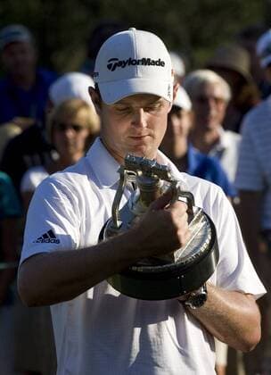 Justin Rose (England) reads the inscription on the Liberty Bell AT and T National trophy on the 18th hole after winning the National at Aronimink Golf Club in Newtown Square, Pa. July 4, 2010. Rose finished with a par 70 for the day to win the tournament with a 10 under par 270.  PHI2010070415 o0 Jubel, Freude,