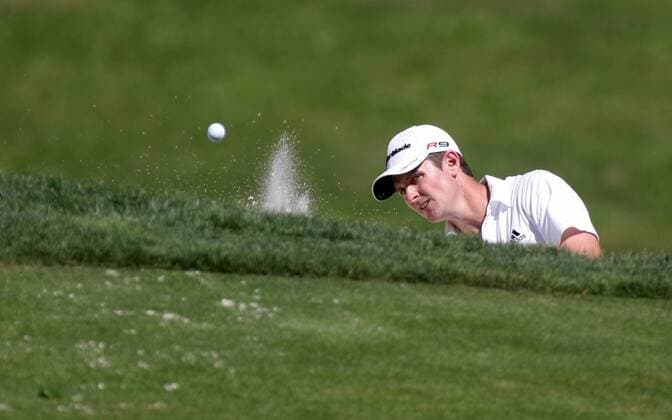July 4 2010: Justin Rose (England) hits the ball out of the bunker on the 8th hole during the final round of the AT&T National at Aronimink Golf Club in Newtown Square, Pennsylvania. Icon208100704036 o0 Sandbunker Sand Bunkerspiel Versenkung EDITORIAL USE ONLY