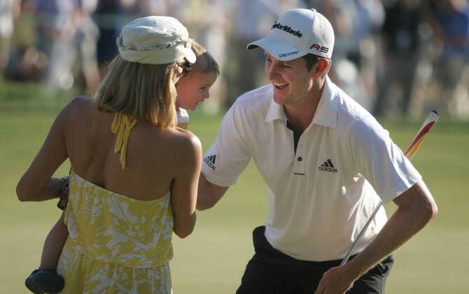 July 4 2010: Justin Rose (England) in congratulated by his wife Kate, and son Leo after his win during the final round of the AT&T National at Aronimink Golf Club in Newtown Square, Pennsylvania. Icon208100704058 o0 privat Familie Frau Sohn Kind Jubel Freude EDITORIAL USE ONLY