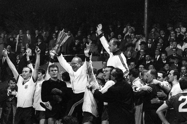 Jubel Bayern nach dem Sieg im Finale des Europapokals der Pokalsieger 1966 1967, v. li.: Dieter Brenninger, Rudolf Nafziger, Torwart Sepp Maier, Trainer Zlatko Tschik Cajkovski Fußball EC 2 Herren Europapokal der Pokalsieger 1966 1967, Finale, FC Bayern München - Glasgow Rangers 1:0 n.V. Gruppe Nürnberg Freude, Begeisterung,