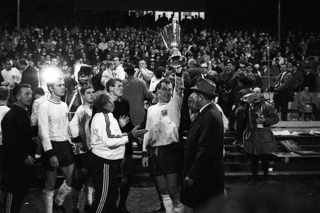 Jubel Bayern nach dem Sieg im Finale des Europapokals der Pokalsieger 1966 1967, v.re.: Franz Roth mit Pokal, Torwart Sepp Maier, Trainer Zlatko Tschik Cajkovski, Gerd Müller, Franz Beckenbauer Fußball EC 2 Herren Europapokal der Pokalsieger 1966 1967, Finale, FC Bayern München - Glasgow Rangers 1:0 n.V. Gruppe Nürnberg Freude,