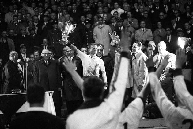 Werner Olk (Mitte) präsentiert den Pokal, der FC Bayern München gewinnt den Europapokal der Pokalsieger 1966 1967 Fußball EC 2 Herren Europapokal der Pokalsieger 1966 1967, Finale, FC Bayern München - Glasgow Rangers 1:0 n.V. Totale Nürnberg Freude,