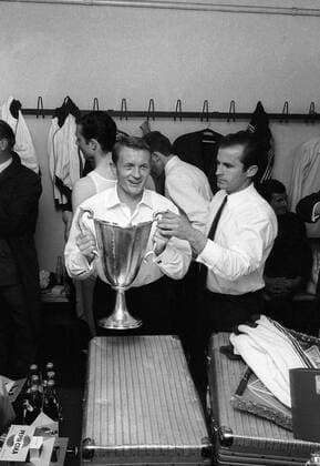 Werner Olk (li.) und Dieter Koulmann (beide Bayern) nach dem Sieg im Finale des Europapokals der Pokalsieger 1966 1967 mit dem Pokal Fußball EC 2 Herren Europapokal der Pokalsieger 1966 1967, Finale, FC Bayern München Gruppe Nürnberg Freude,