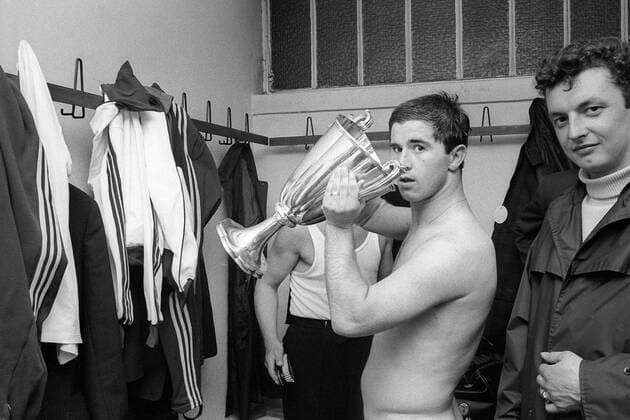 Gerd Müller (Bayern, li.) nach dem Sieg im Finale des Europapokals der Pokalsieger 1966 1967 mit dem Pokal Fußball EC 2 Herren Europapokal der Pokalsieger 1966 1967, Finale, FC Bayern München Gruppe Nürnberg Komik,