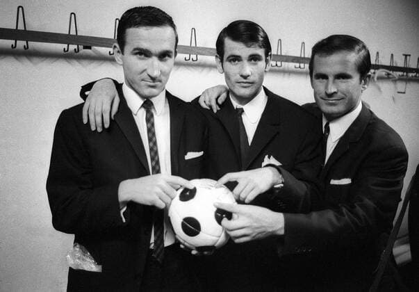 Kabinenfeier Bayern nach dem Sieg im Finale des Europapokals der Pokalsieger 1966 1967, v. li.: Rainer Ohlhauser, Rudolf Nafziger, Dieter Koulmann Fußball EC 2 Herren Europapokal der Pokalsieger 1966 1967, Finale, FC Bayern München Gruppe Nürnberg Komik,