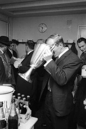 Dieter Brenninger (Bayern) trinkt während der Kabinenfeier nach dem Sieg im Finale des Europapokals der Pokalsieger 1966 1967 einen Schluck aus dem Pokal Fußball EC 2 Herren Europapokal der Pokalsieger 1966 1967, Finale, FC Bayern München Einzelbild Nürnberg