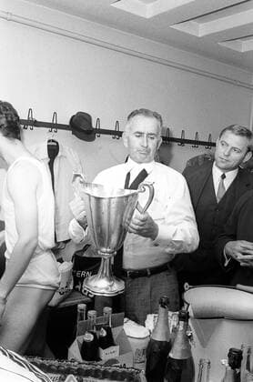 Manager Robert Schwan (Mitte) und Karl Borutta (re., beide Bayern) während der Kabinenfeier nach dem Sieg im Finale des Europapokals der Pokalsieger 1966 1967 Fußball EC 2 Herren Europapokal der Pokalsieger 1966 1967, Finale, FC Bayern München Gruppe Nürnberg