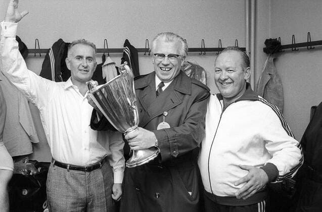 Kabinenfeier Bayern nach dem Sieg im Finale des Europapokals der Pokalsieger 1966 1967, v. li.: Manager Robert Schwan, Präsident Wilhelm Neudecker, Trainer Zlatko Tschik Cajkovski Fußball EC 2 Herren Europapokal der Pokalsieger 1966 1967, Finale, FC Bayern München Gruppe Nürnberg Freude,
