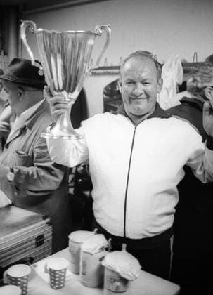 Trainer Zlatko Tschik Cajkovski während der Kabinenfeier nach dem Sieg im Finale des Europapokals der Pokalsieger 1966 1967 mit dem Pokal Fußball EC 2 Herren Europapokal der Pokalsieger 1966 1967, Finale, FC Bayern München Einzelbild Nürnberg Freude,