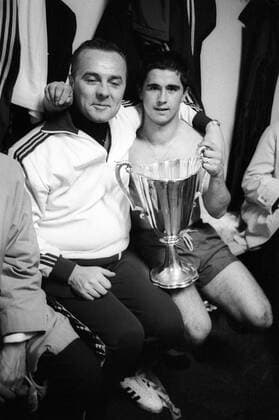 Gerd Müller (Bayern, re.) während der Kabinenfeier nach dem Sieg im Finale des Europapokals der Pokalsieger 1966 1967 mit dem Pokal Fußball EC 2 Herren Europapokal der Pokalsieger 1966 1967, Finale, FC Bayern München Gruppe Nürnberg Freude,
