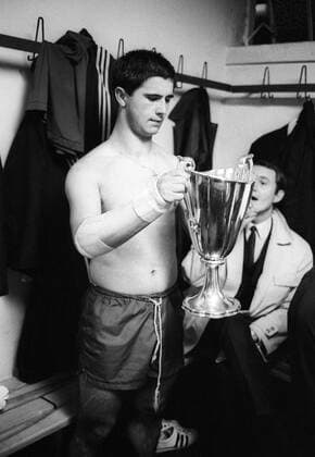 Gerd Müller (Bayern) während der Kabinenfeier nach dem Sieg im Finale des Europapokals der Pokalsieger 1966 1967 mit dem Pokal Fußball EC 2 Herren Europapokal der Pokalsieger 1966 1967, Finale, FC Bayern München Einzelbild Nürnberg