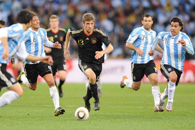 Thomas MUELLER Mitte (GER),Aktion,Zweikampf gegen v.li:Gabriel HEINZE (ARG) ,Javier MASCHERANO (ARG) ,Carlos TEVEZ (ARG) . Argentinien (ARG)-Deutschland (GER). Viertelfinale,Round of 8,Fifa World Cup 2010,03.07.2010.