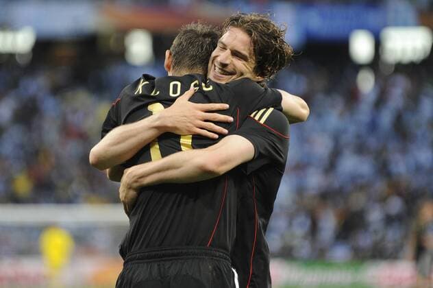 Miroslav KLOSE li. (GER),Jubel nach Tor zum 4-0 mit Arne FRIEDRICH (GER). Argentinien (ARG)-Deutschland (GER). Viertelfinale,Round of 8,Fifa World Cup 2010,03.07.2010. o0 Jubel Freude
