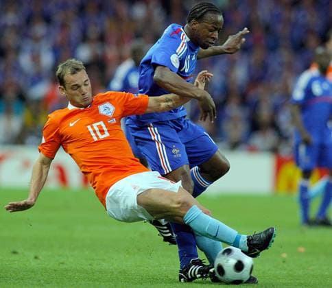 BERNE, Netherlands Wesley Sneijder (orange) and France s Sidney Govou (blue) fight for the ball during the match. Netherlands beat France 4-1 to advance to the quarterfinals of Euro 2008.  612314