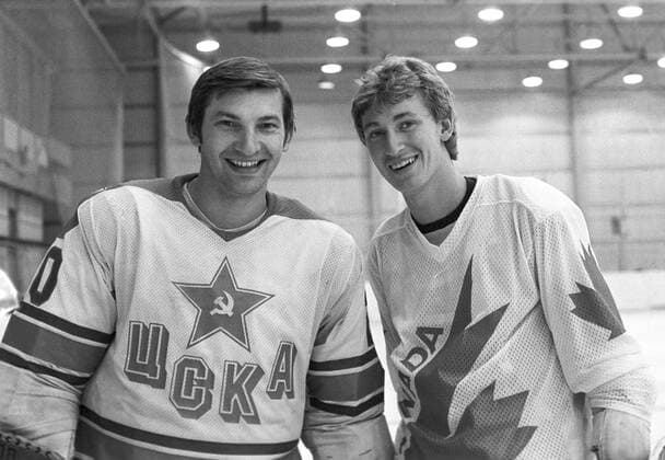 Moscow. Soviet ice-hockey player Vladislav Tretyak (L, ZSKA Moscow) and Canadian ice-hockey player Wayne Gretzky -  1199541