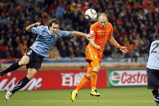 06.07.2010, Fussball Weltmeisterschaft 2010 , HALBFINALE, URUGUAY - NIEDERLANDE 2-3 Arjen Robben (re., NED) erzielt mit diesem Kopfball das Tor zum 1-3, Diego Godin (URU) kommt zu spät -- 