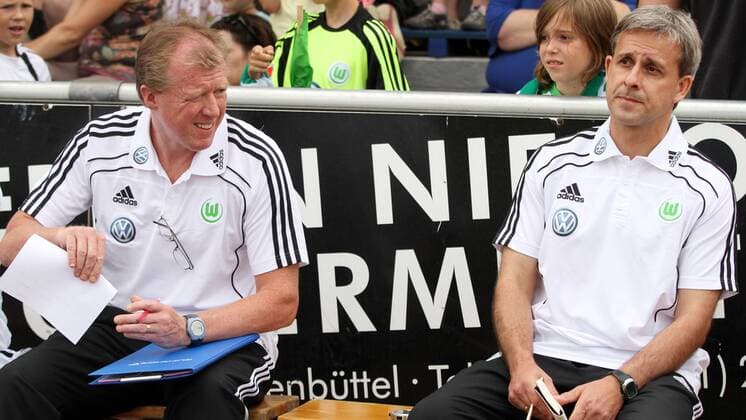 Fußball Bundesliga Wolfenbüttel Testspiel Saison 2010 2011 05.07.2010 VfL Wolfsburg: Trainer Steve McClaren, Co-Trainer Pierre Littbarski (R) o0 Mc Claren