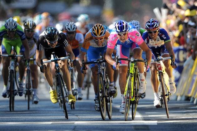 Tour de France 2010, 4. Etappe, Cambrai - Reims: Alessandro Petacchi (ITA) - Lampre - siegt vor Julian Dean (AUS, Mitte) - Garmin Transition -, Edvald Boasson Hagen (NOR, li.) - Sky - und Robbie Mc Ewen (AUS, re.) - Katusha  PhotoNews o0 Etappensieger, Etappensieg Ziel McEwen