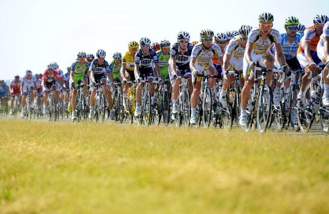 Tour de France 2010, 4. Etappe, Cambrai - Reims: Peloton mit FABIAN CANCELLARA (SUI, Mitte) - Saxo Bank - im gelben Trikot  PhotoNews o0 Totale Fahrer Fahrerfeld Starter Starterfeld Teilnehmer Teilnehmerfeld
