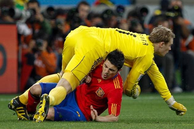 Manuel NEUER (Deutschland, obenauf) riskiert alles gegen David VILLA (Spanien) x(4)xAndrexChacox xFotoarenax  (1103) o0 Aufmacher Kampf kurios Komik